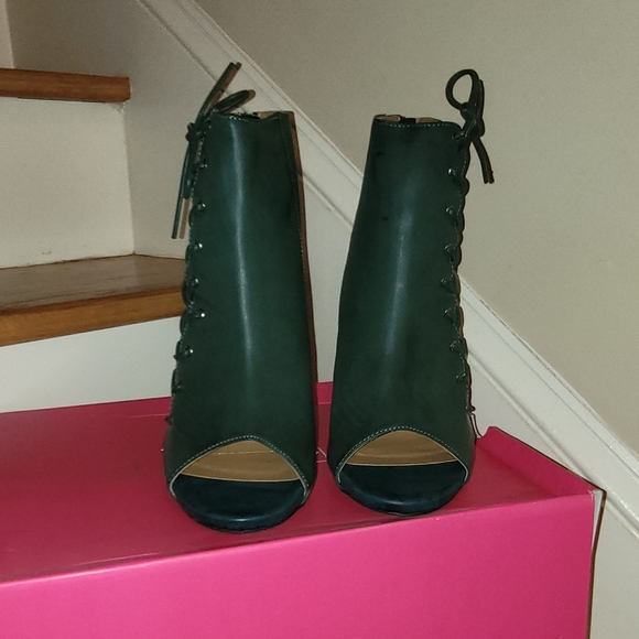 NEW Green Booties Open Toe & Laceup Details - Picture 4 of 5